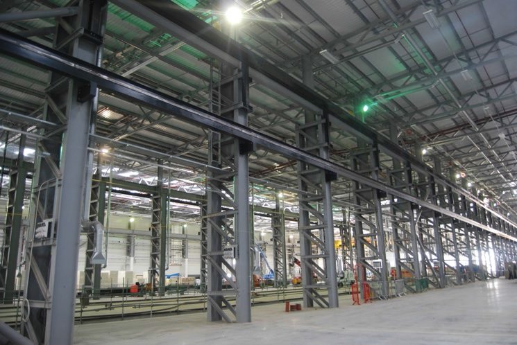 Crane beams are supported on twin lattice columns