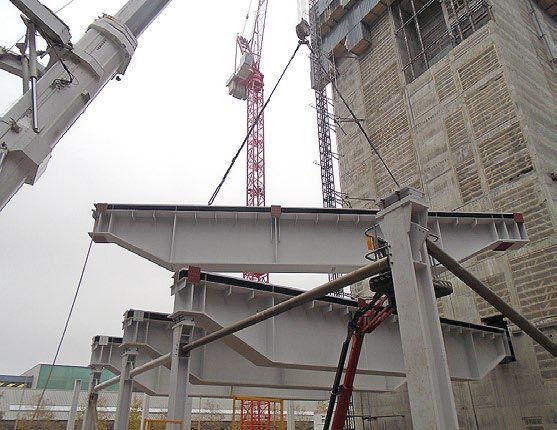 The theatre roof girders are the largest steel members and too heavy for the tower cranes, so for their erection a mobile crane had to be brought to site