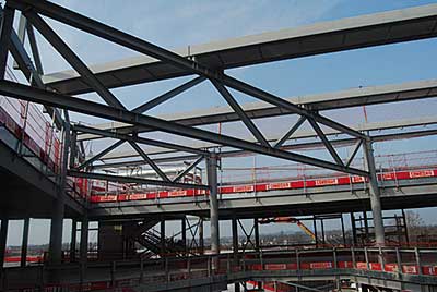 Warren trusses support the atrium’s glazing