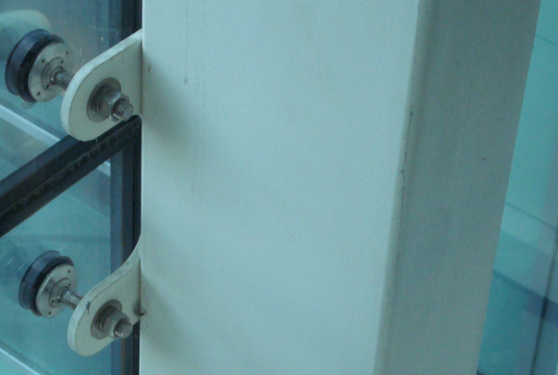 Point-fixed glazing to RHS mullion