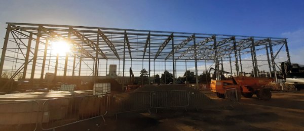 The all-important internal clear spans are formed by a series of 29.5m-long roof trusses