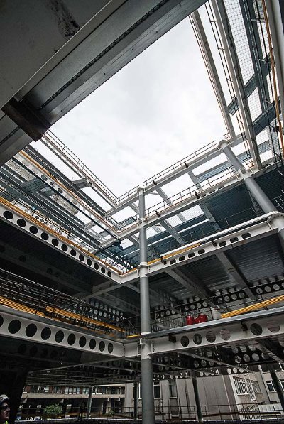 The building’s large open plan floorplates wrap around the atrium