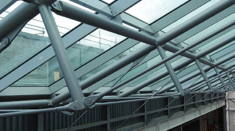 A series of 12m-long trusses form the atrium roof