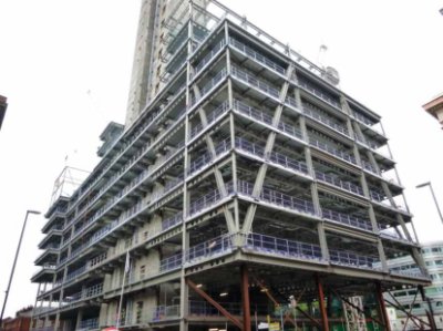 The 7.5m-deep eastern cantilever is framed by a Vierendeel truss
