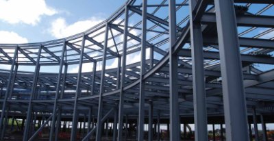 A combination of faceted straight members and curved beams form the courtyards