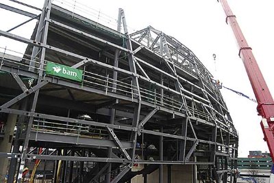 Cranked columns form the venue’s exterior shape