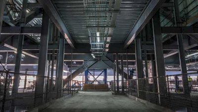 A delivery route for the adjacent building had to be maintained while the steel frame was erected over it