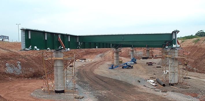 Intermediate support of ladder deck bridge with high skew
