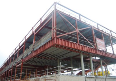 A cantilevering wing points towards the campus main entrance