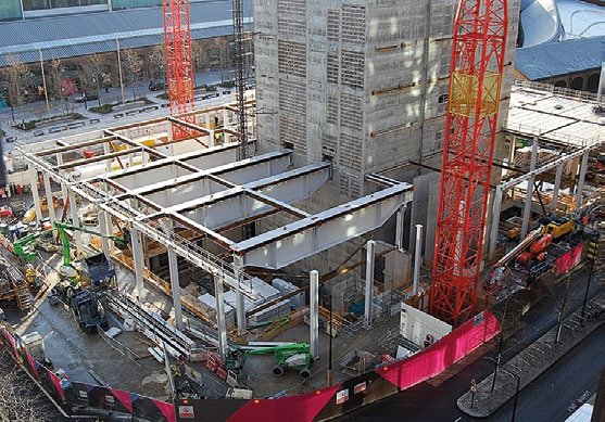 Four large girders span one half of the footprint at first floor level to create the roof of the theatre