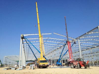Cranes erecting portal frames Image courtesy of Severfield (Design & Build) Ltd.