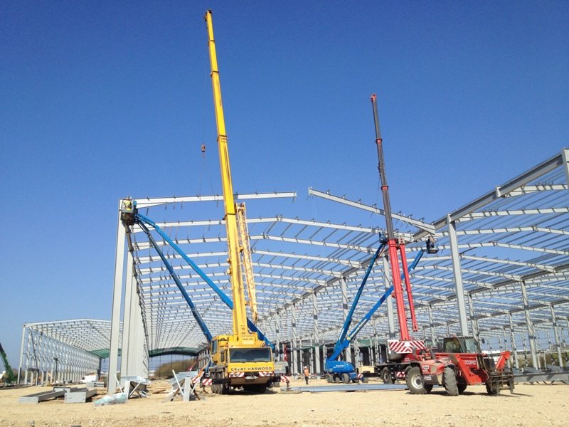 All Terrain cranes on a typical single storey industrial building (Image courtesy of Severfield (Design & Build) Ltd.)