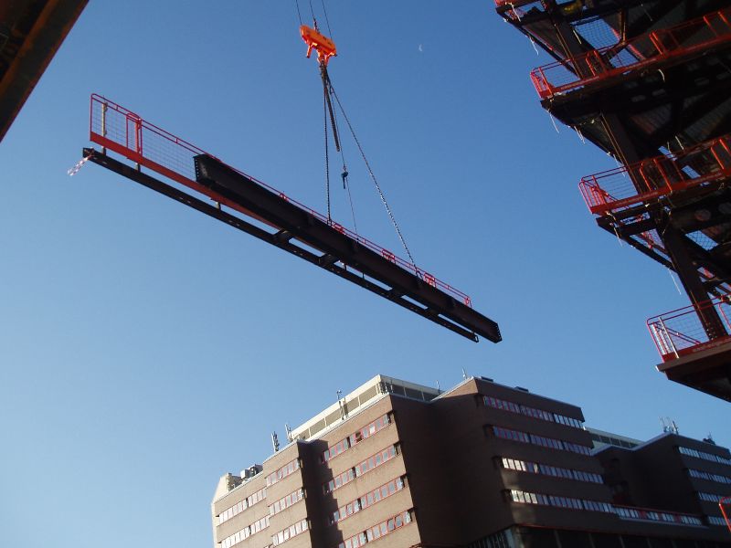 Safe access using pre-installed edge protection (Image courtesy of Easi-edge Ltd.)
