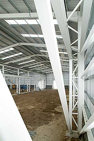 Double lattice columns support the workshop’s crane beams