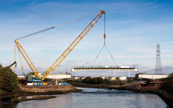 The mid span section is lifted into place by a 700t capacity crane