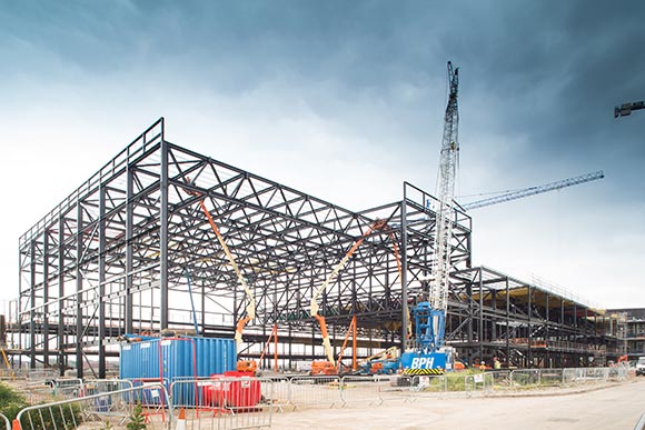 Trusses spanning in two directions form the roof