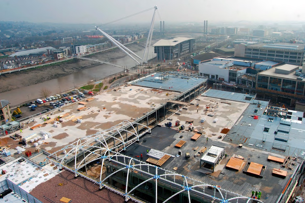 An L-shaped covered street divides the central part of the scheme