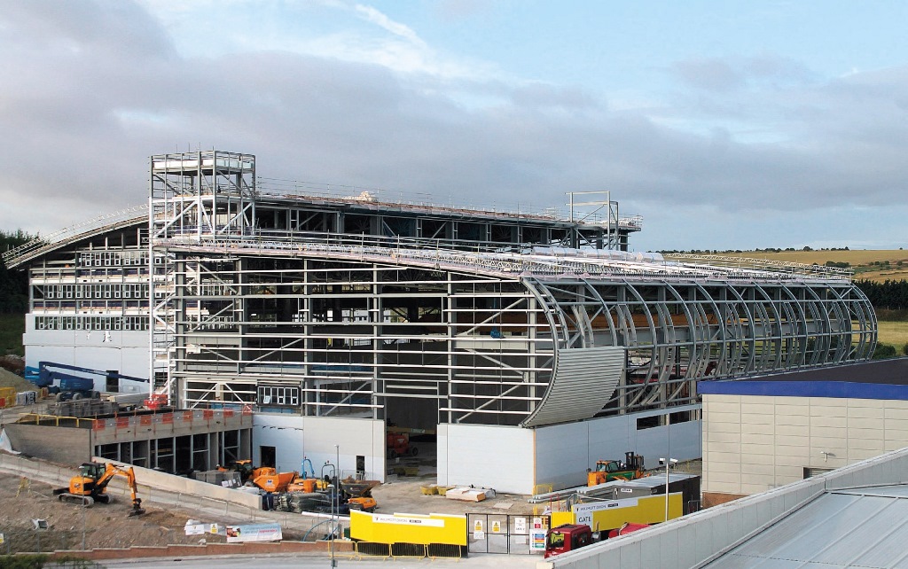 Curved fa&#231;ades help
the building blend into the landscape