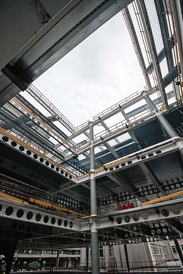 The building’s large open plan floorplates wrap around the atrium