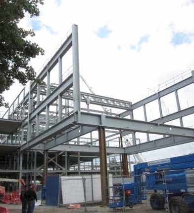 The sports beam was erected swiftly, supported by five sets of paired columns