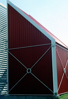 Tie rods connected to a circular ring in X-bracing for a low-rise building