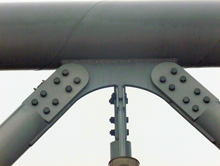 Featured fin plate attachment to a tubular chord in a long span truss