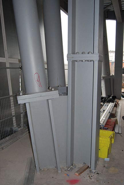 The raking fa&#231;ade’s columns are founded at basement level on large nodes