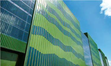 Fa&#231;ade with integrated solar panels