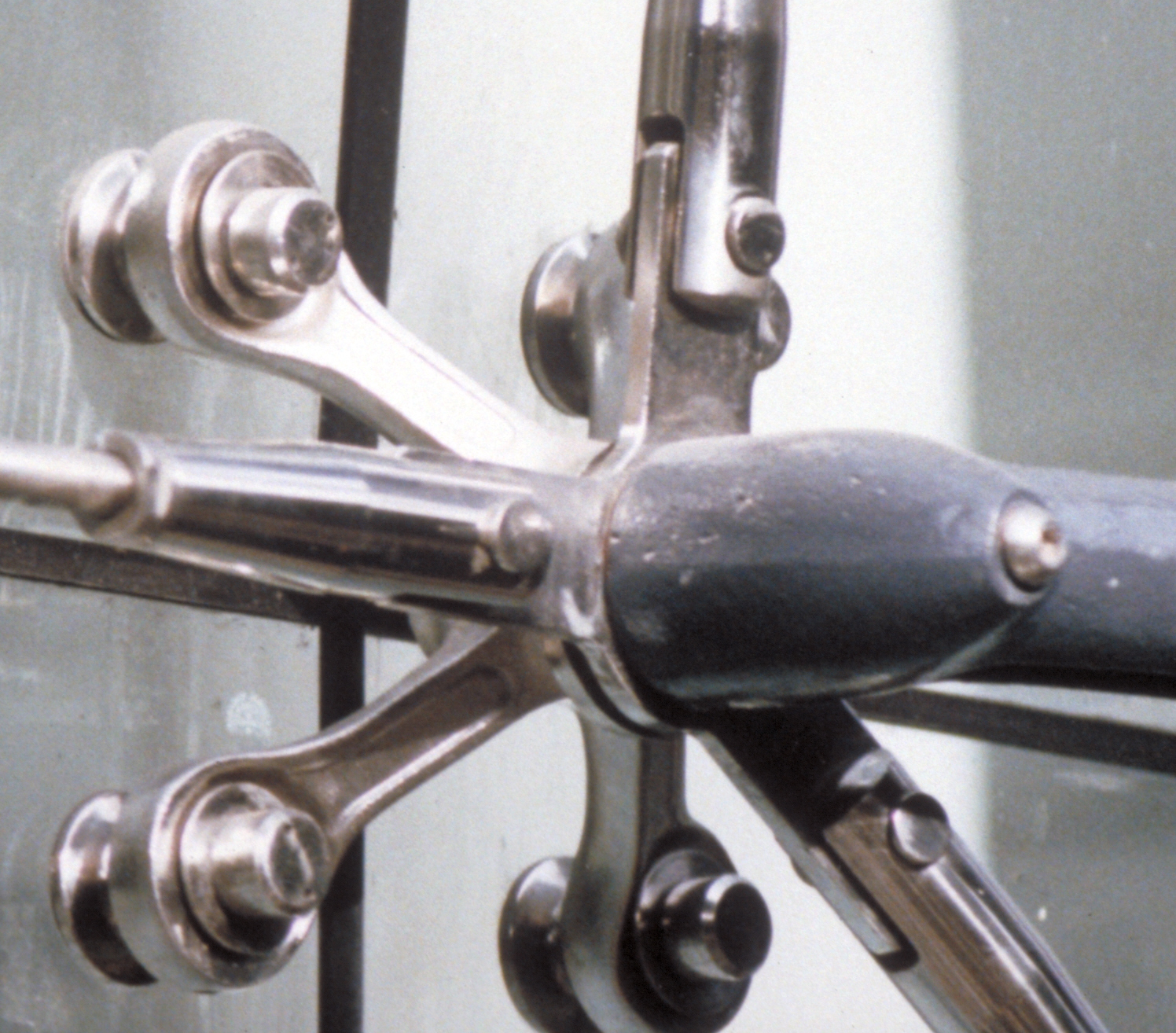 Stainless steel four-bolt spider&lt;Br&gt;&#39;&#39;(Image courtesy of Arup)&#39;&#39;