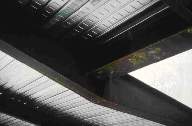 Tapered girder supporting steel decking