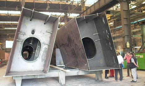 Box-section tie beam (for bridge with inclined hanger planes)