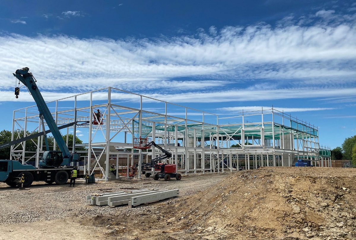 A single 40t-capacity mobile crane was used for the majority of the steel erection