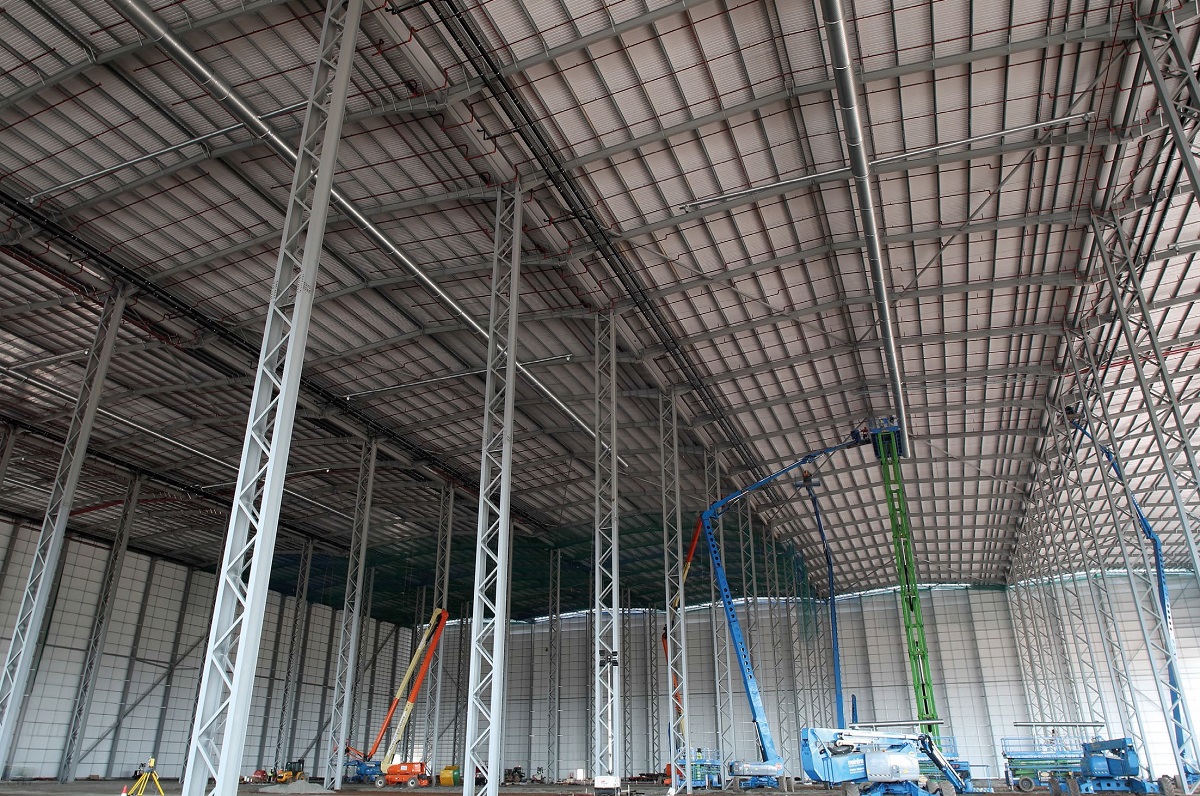 The structure's five high bay areas are 33m-high and have column-free spans of 33m