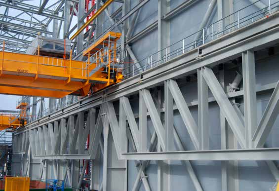 Three trusses support the waste bunker’s crane