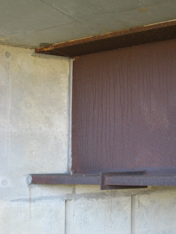 Sealant and drip detail at an integral abutment A34/M4 Junction 13, Chieveley