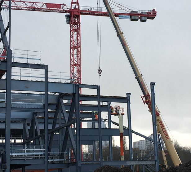 The lower of the two trusses helps create the sports hall’s column-free space