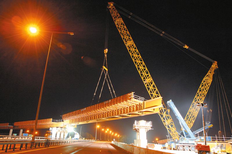 Large, heavy components&lt;br/&gt;&#39;&#39;(Image courtesy of Mabey Bridge Ltd.)&#39;&#39;