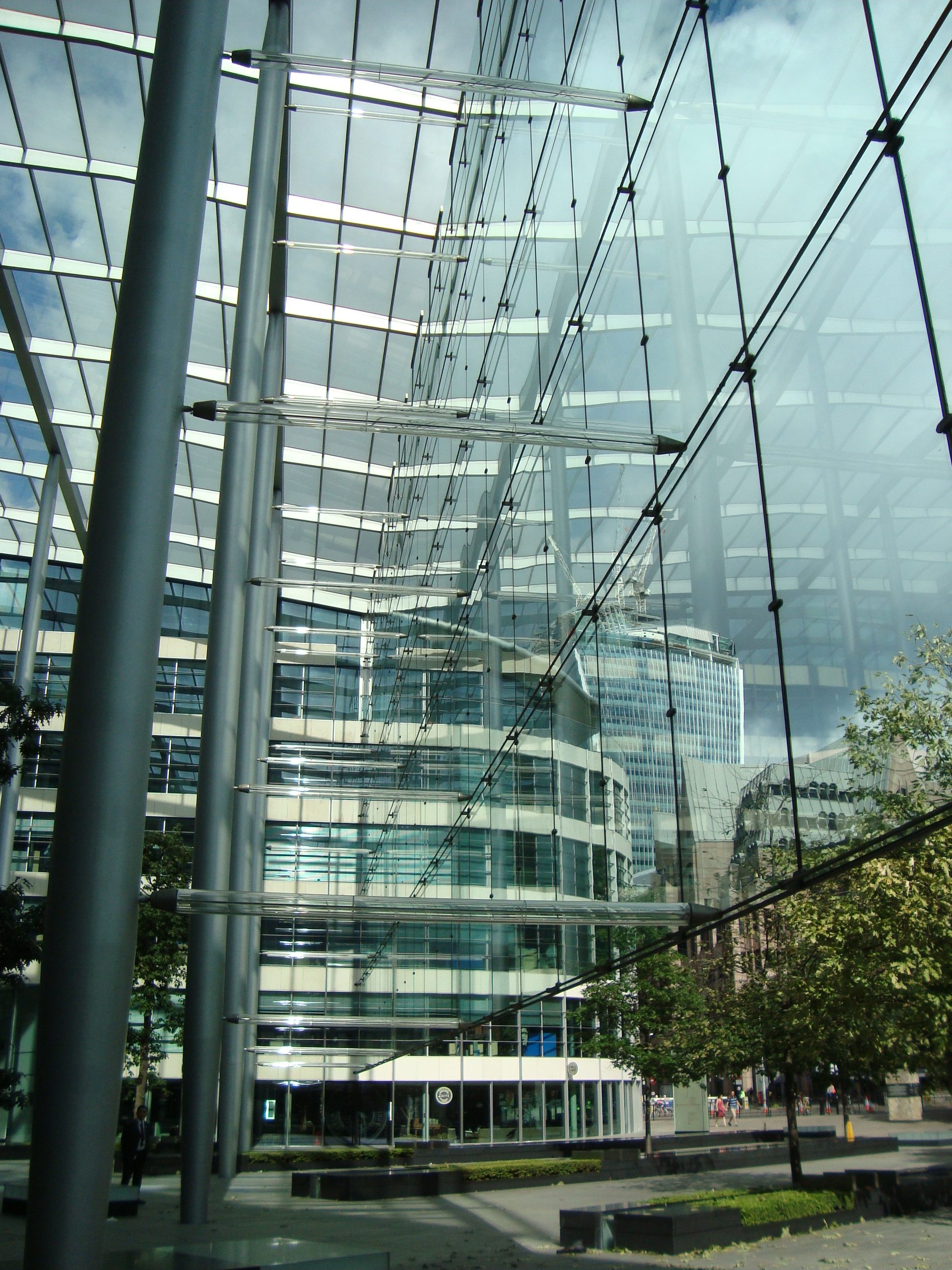 Point-fixed glazing supported by tension cables