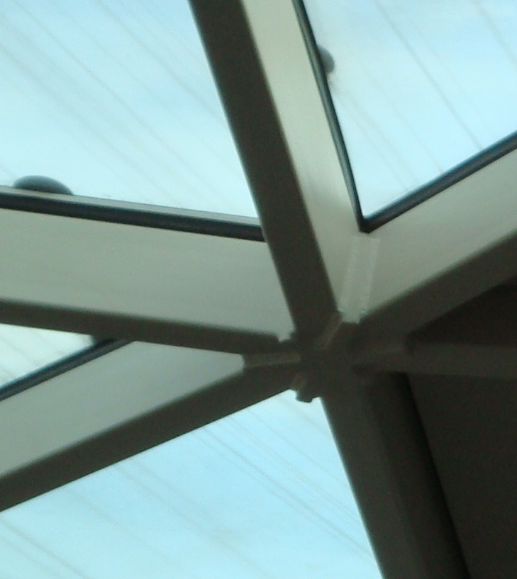 Joints between steel grid shell rafters