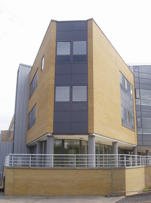 University of Surrey Management School designed with a steel frame and a floor plenum to distribute air cooled from the nearby lake