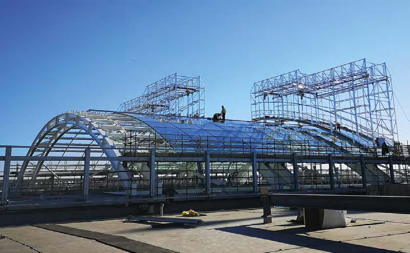 Two large barrell-vaulted roofs span the main malls