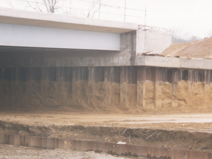 Fully integral bridge using high modulus sheet piling