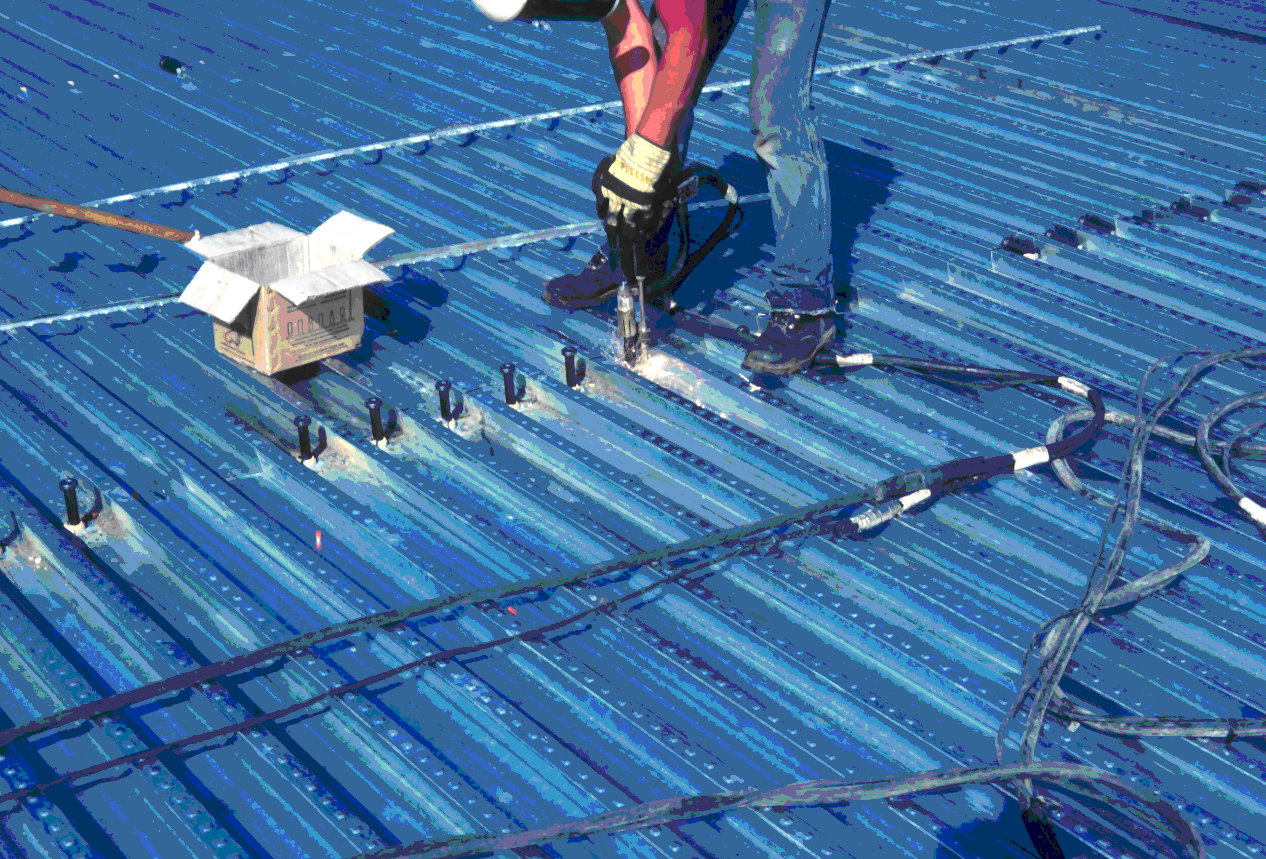 Through deck welding of shear studs&lt;br&gt;(transverse re-entrant decking)