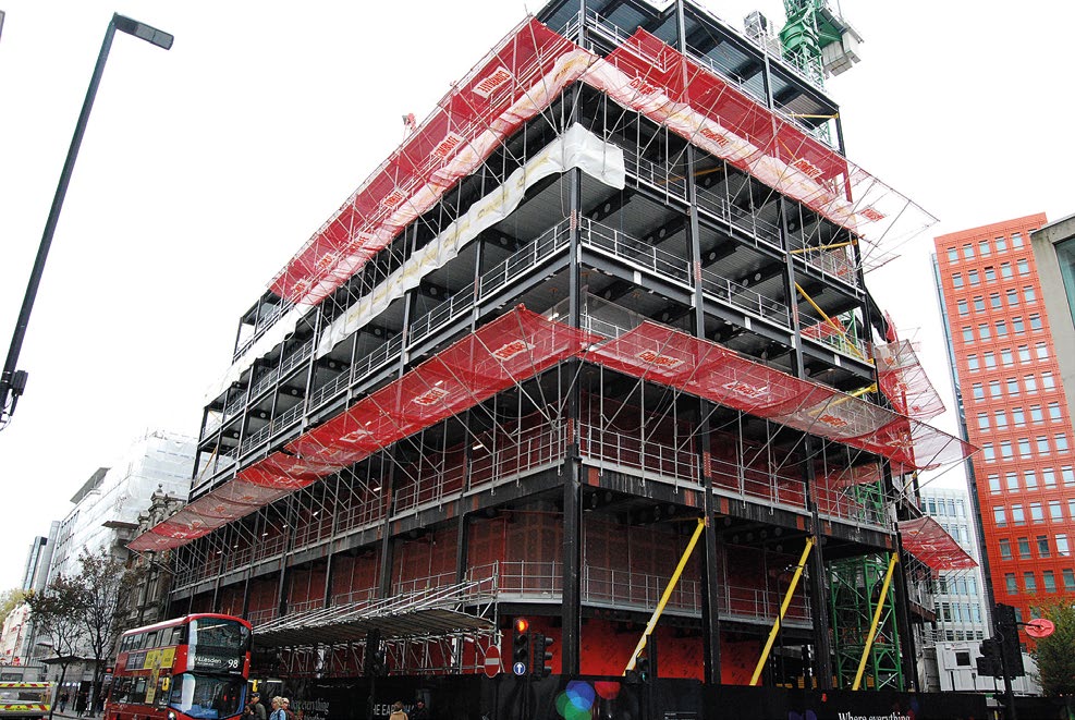 The steelwork erection was successfully completed alongside the busy New Oxford Street thoroughfare