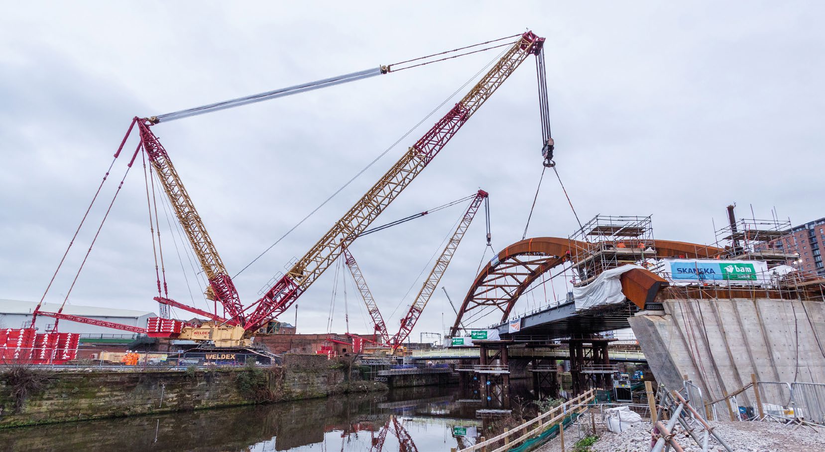The successfully completed arch lift