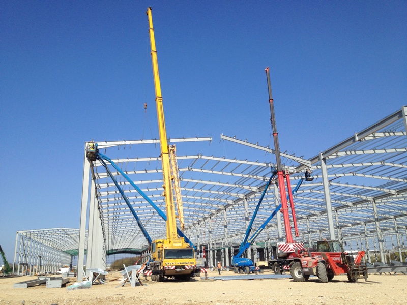 Cranes erecting portal frames Image courtesy of Severfield (Design & Build) Ltd.