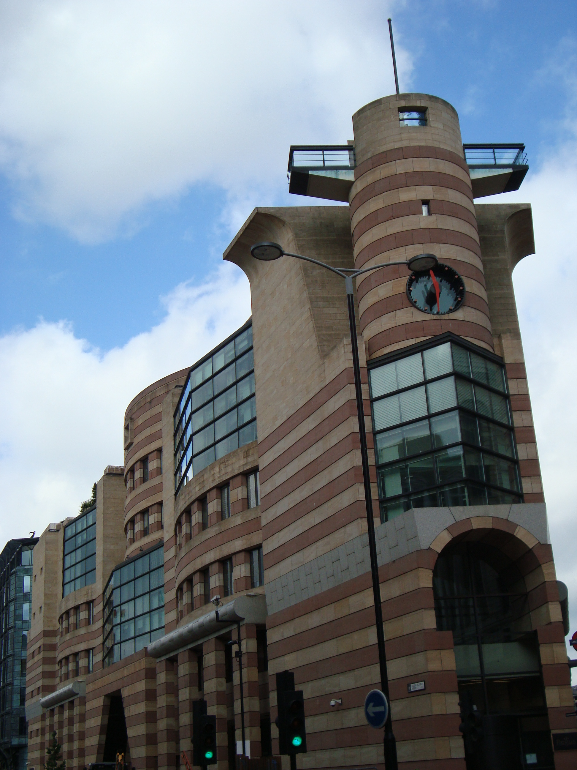 Strong referential image