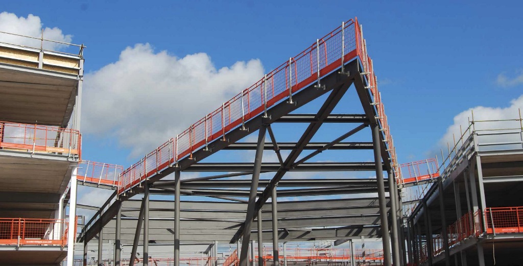 The entrance area culminates in a beak-like feature element