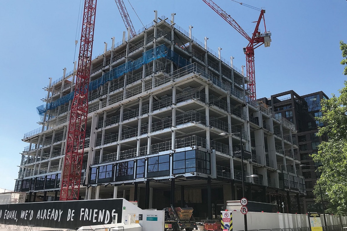 Office floors feature set-backs, that create terraces for the tenants