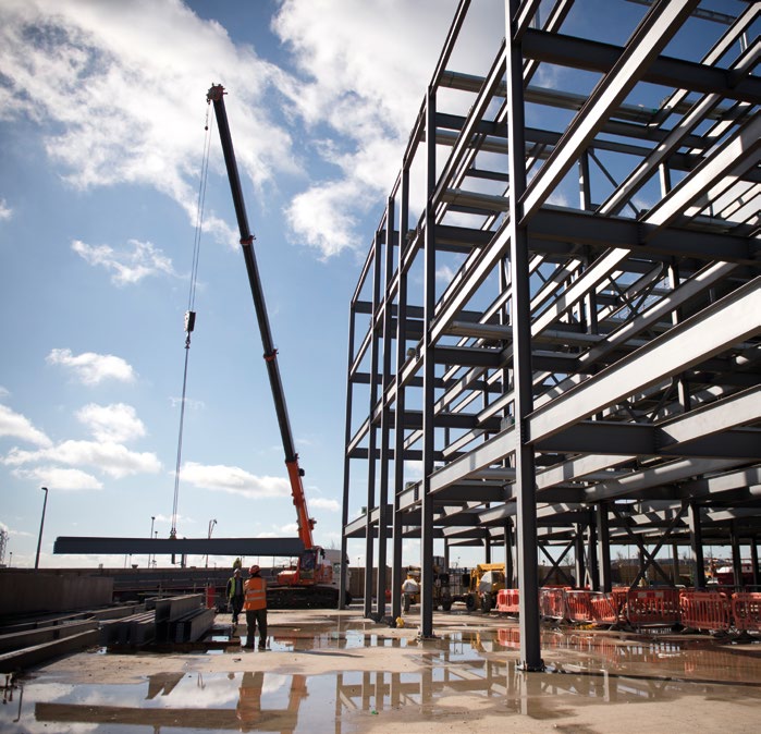 The close proximity of the runway meant the crane’s jib had to be under 30m high at all times